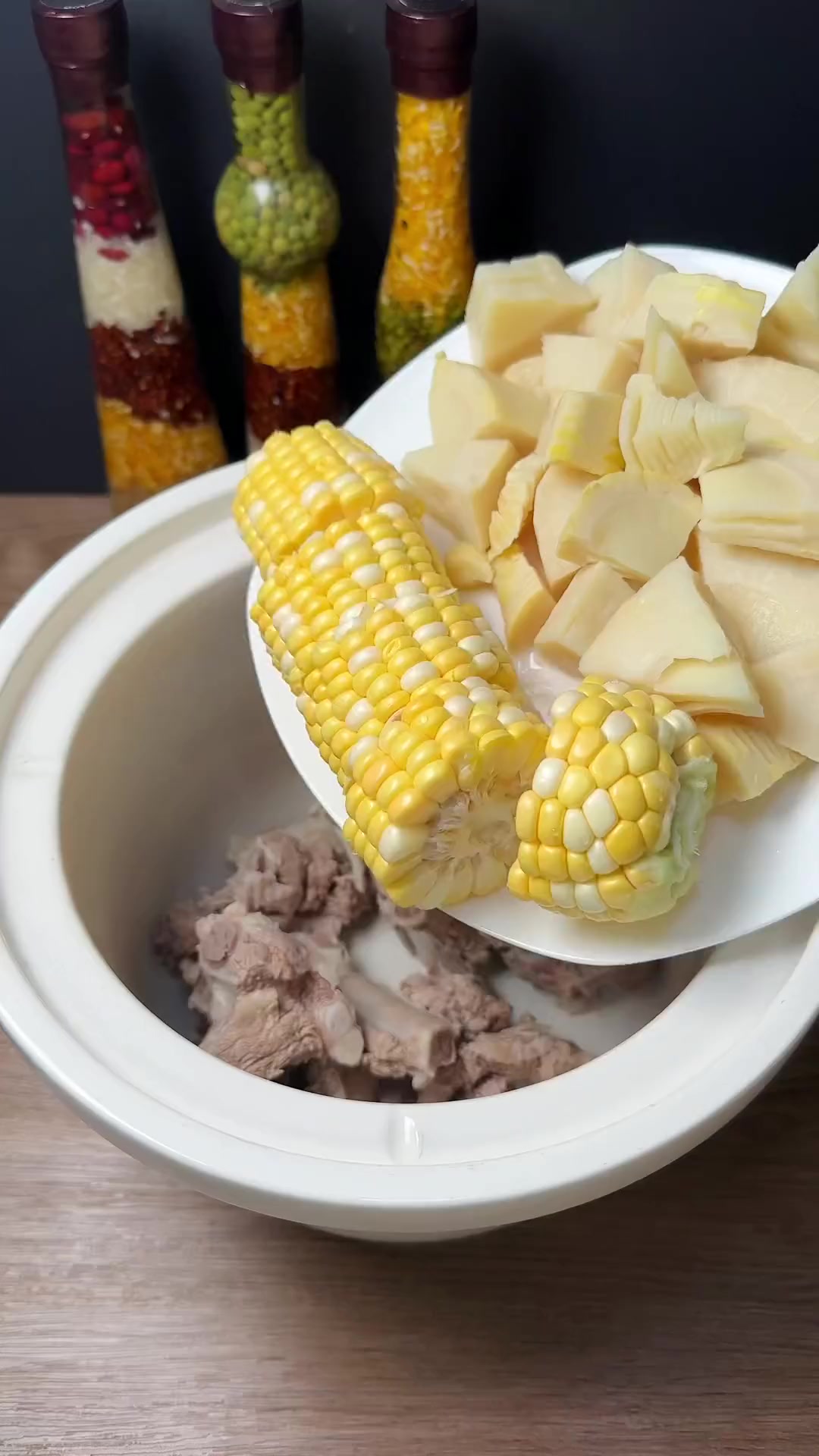 雨后春笋很嫩，吃春笋的季节来了，试着跟我这样做，汤清味美