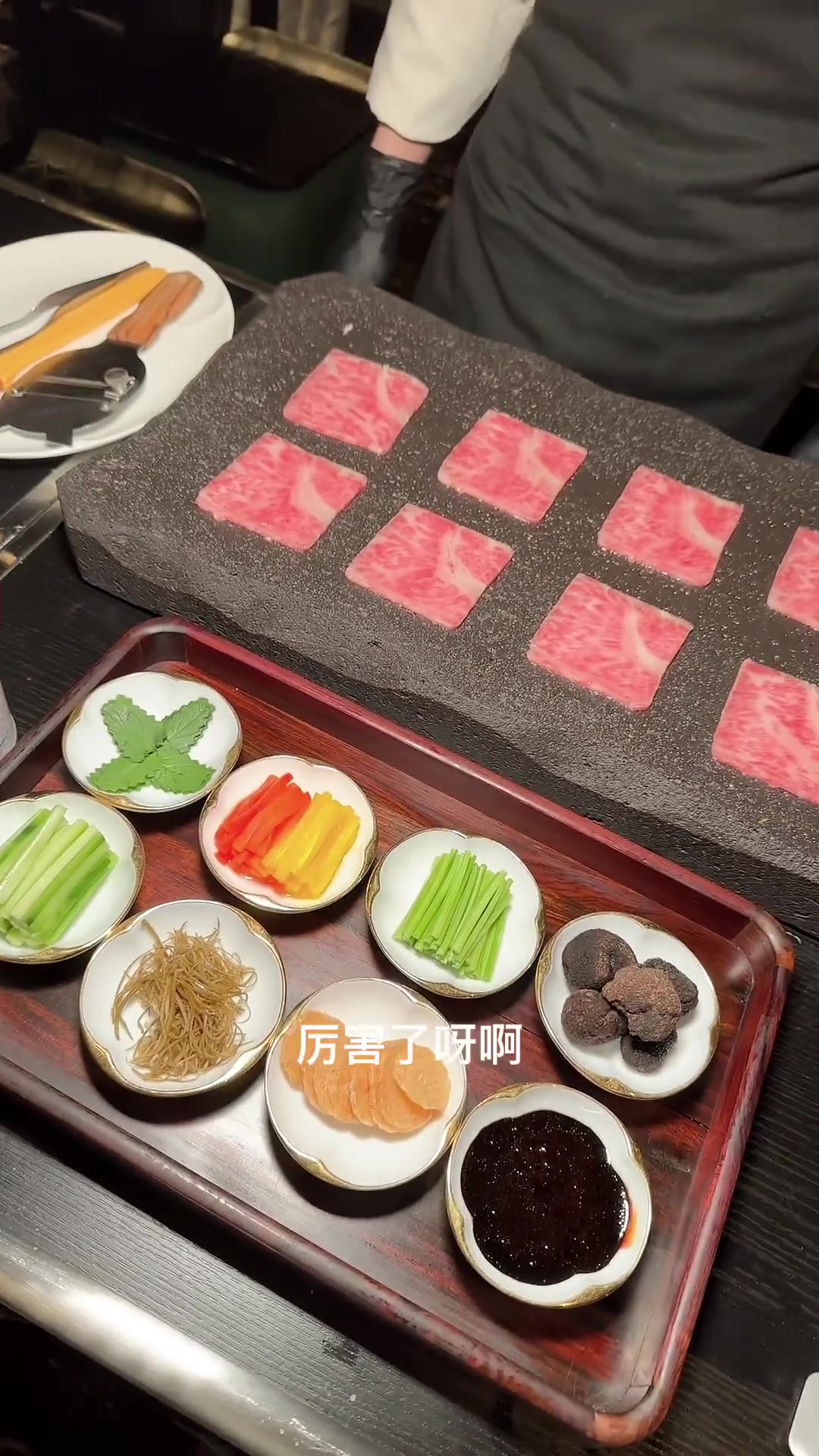 品尝果木烤鸭、玫瑰龙虾刺身等美食,体验别样社交