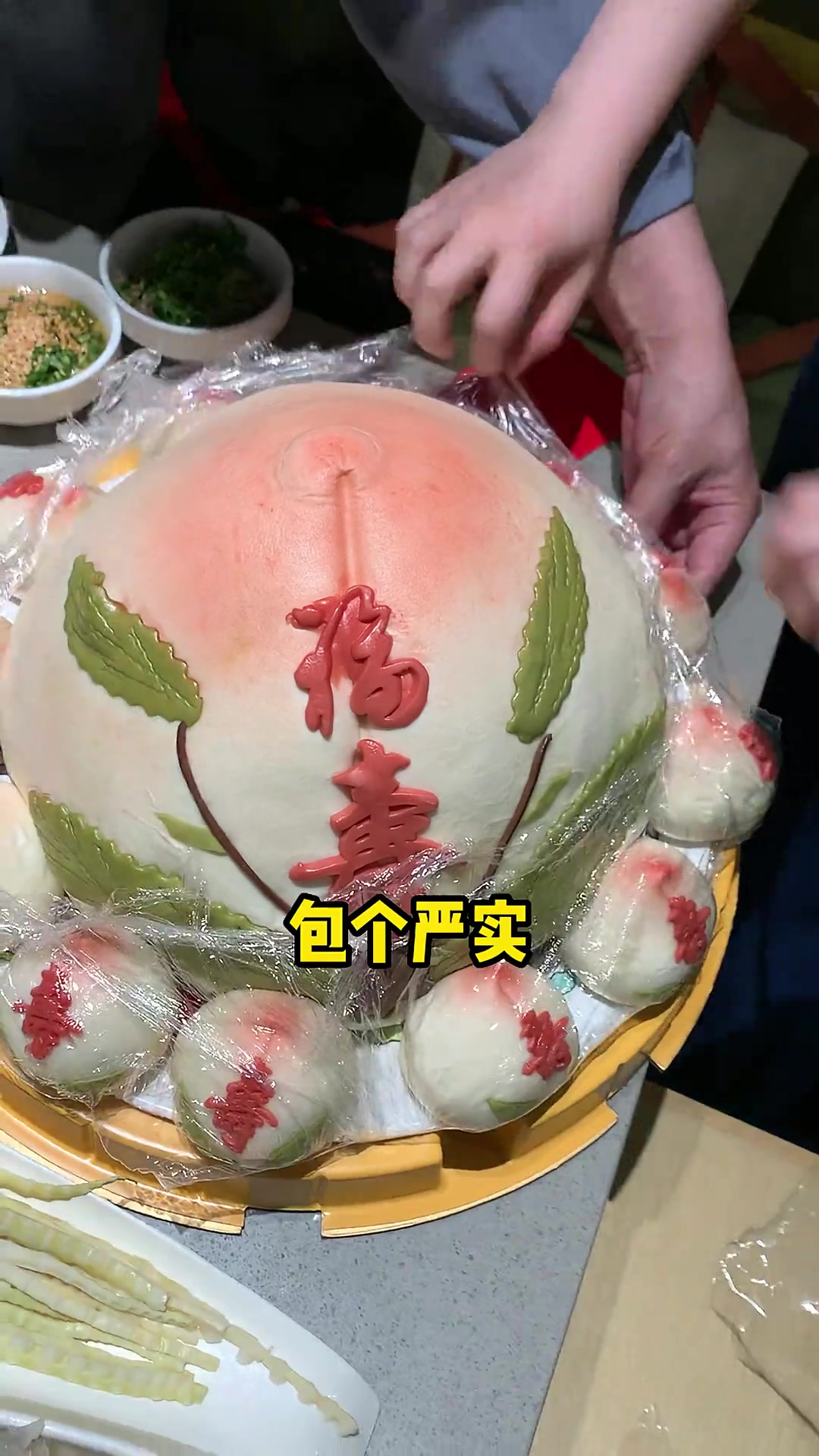 老爸70大寿原打算买个大蛋糕幸亏司机大哥提醒我头一次见这么大的寿桃你们说值不值？