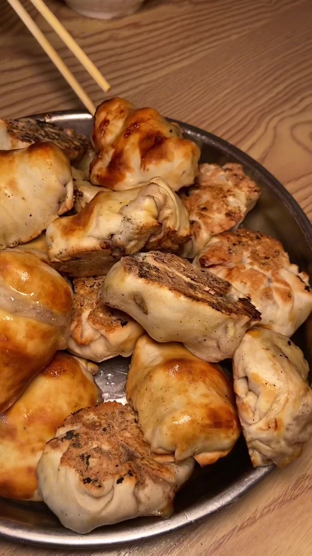 “一把抓”伊犁人最爱的一种烤包子!体积偏小,捏出来是手的形状,所以叫做“一把抓”