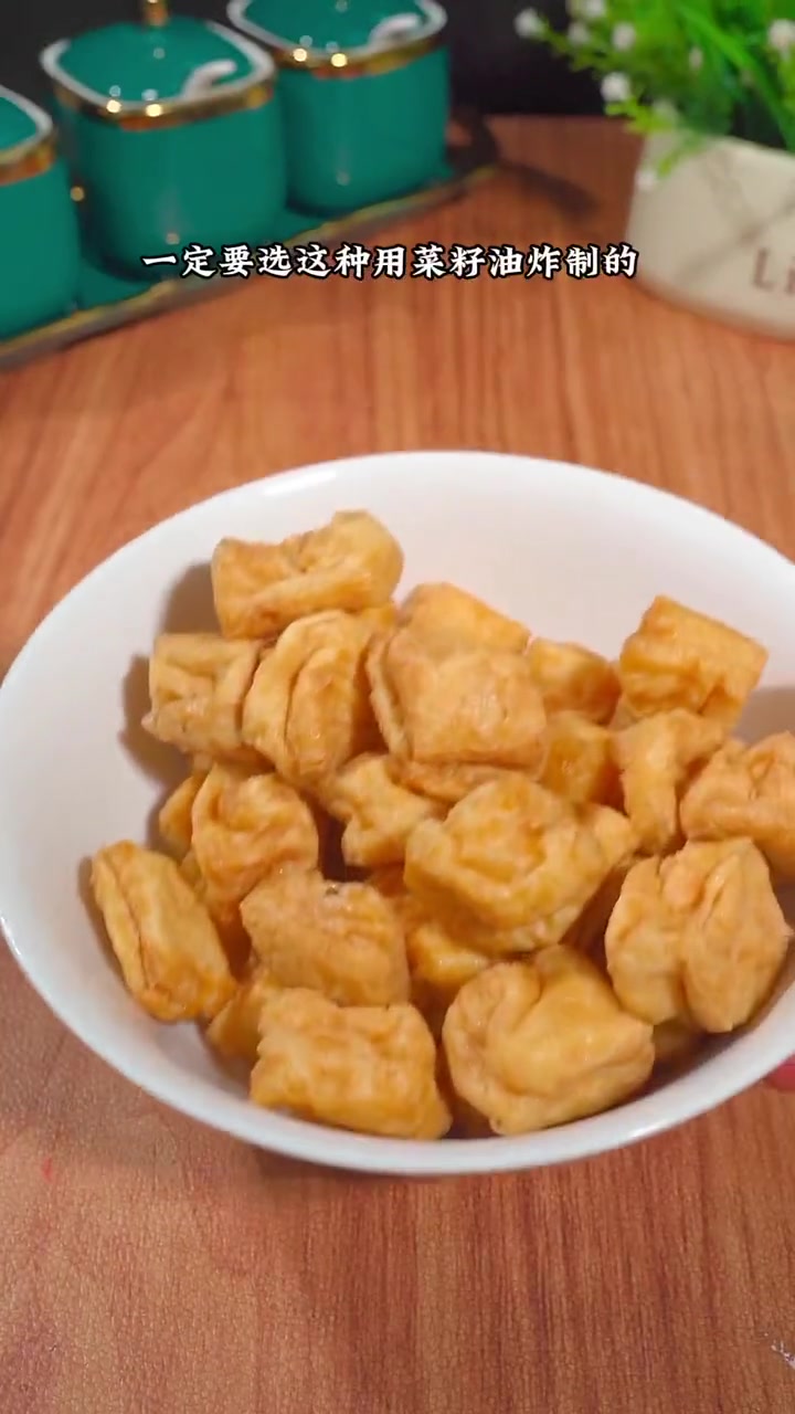 前天炒的油豆腐没吃过瘾,今天来一个升级版的,直接秒杀那些大鱼大肉