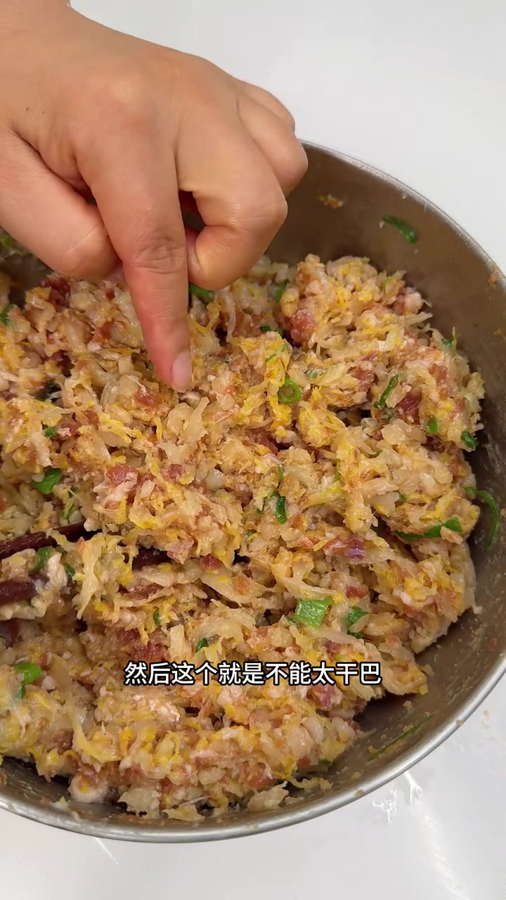 全家一起包饺子做烤鱼,我做的「芹菜水饺」真的是超受欢迎!你们可以放心大胆的做 芹菜水饺 家