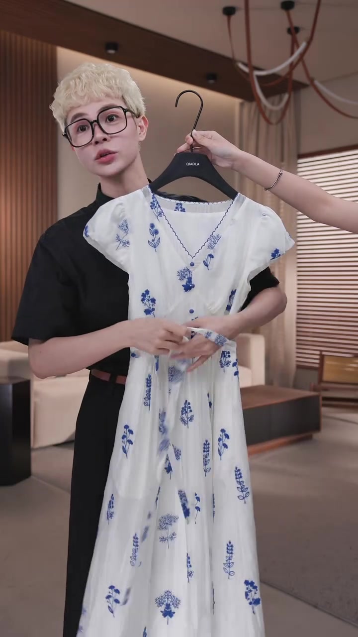 女装连衣裙焕新出发