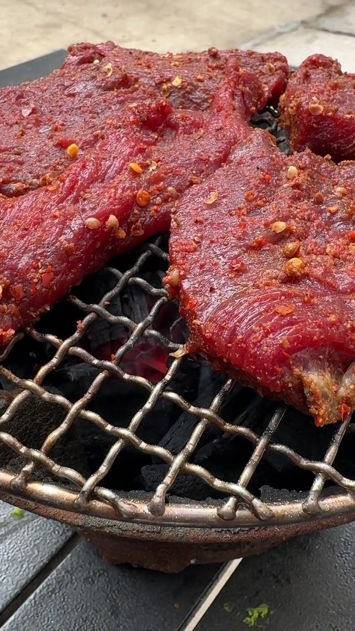 牦牛肉做成干巴比黄牛嫩一些，很好吃