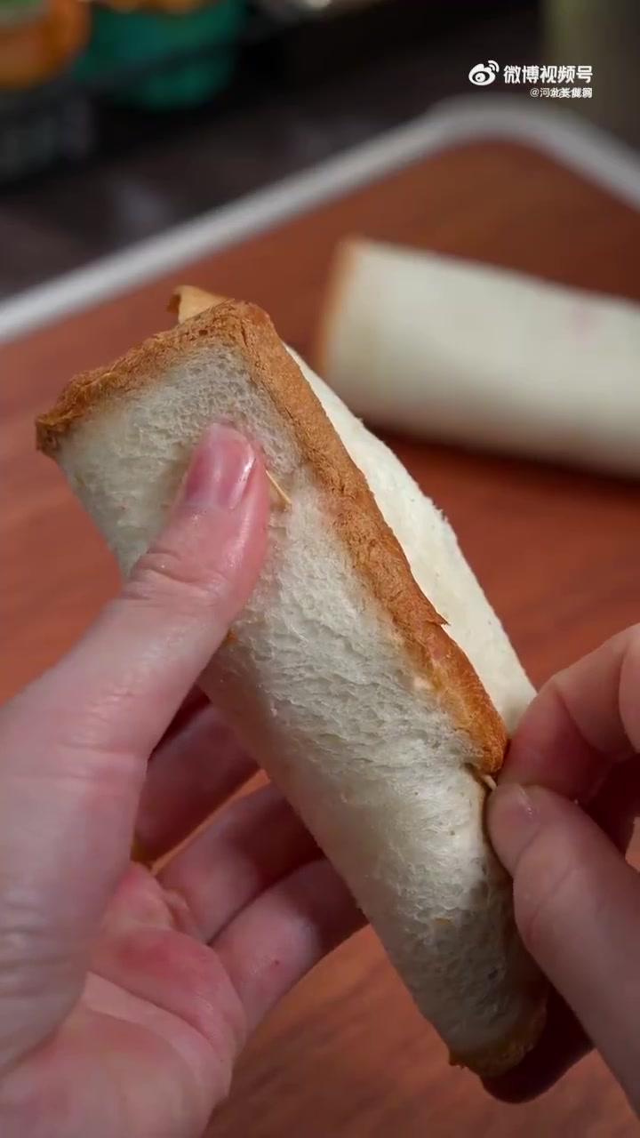 教你做大人小孩都爱吃的紫薯芝士吐司卷，早餐快点安排起来吧~（美食翁）