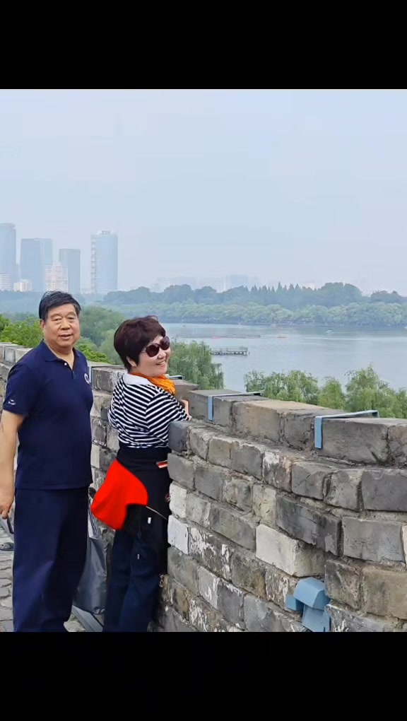 漫步明城墙,俯瞰玄武湖的宁静,远瞻紫金山的壮丽,近赏鸡呜寺的古韵,古老城墙下,现代建筑若隐