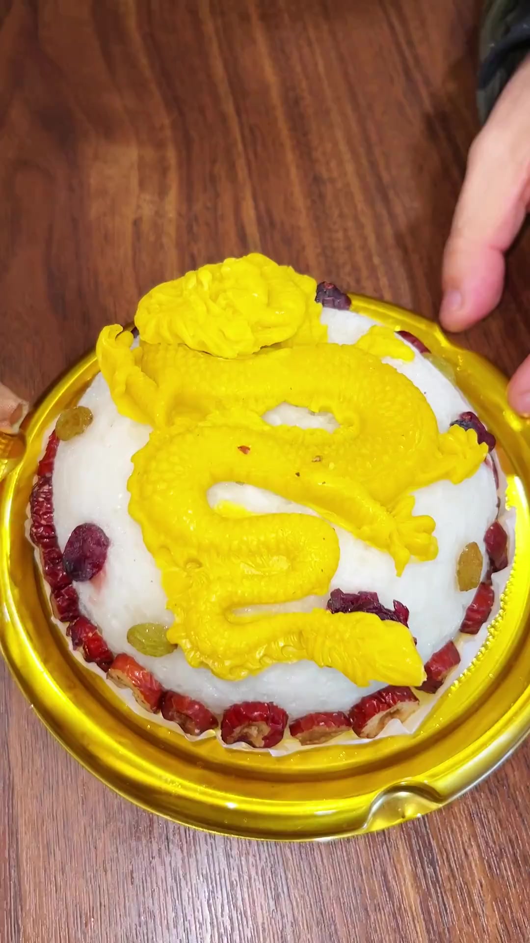 王家沙今年出了一个辰龙纳福八宝饭，每日只卖100个，在八宝饭上面镶嵌着一条金黄的龙，这个有