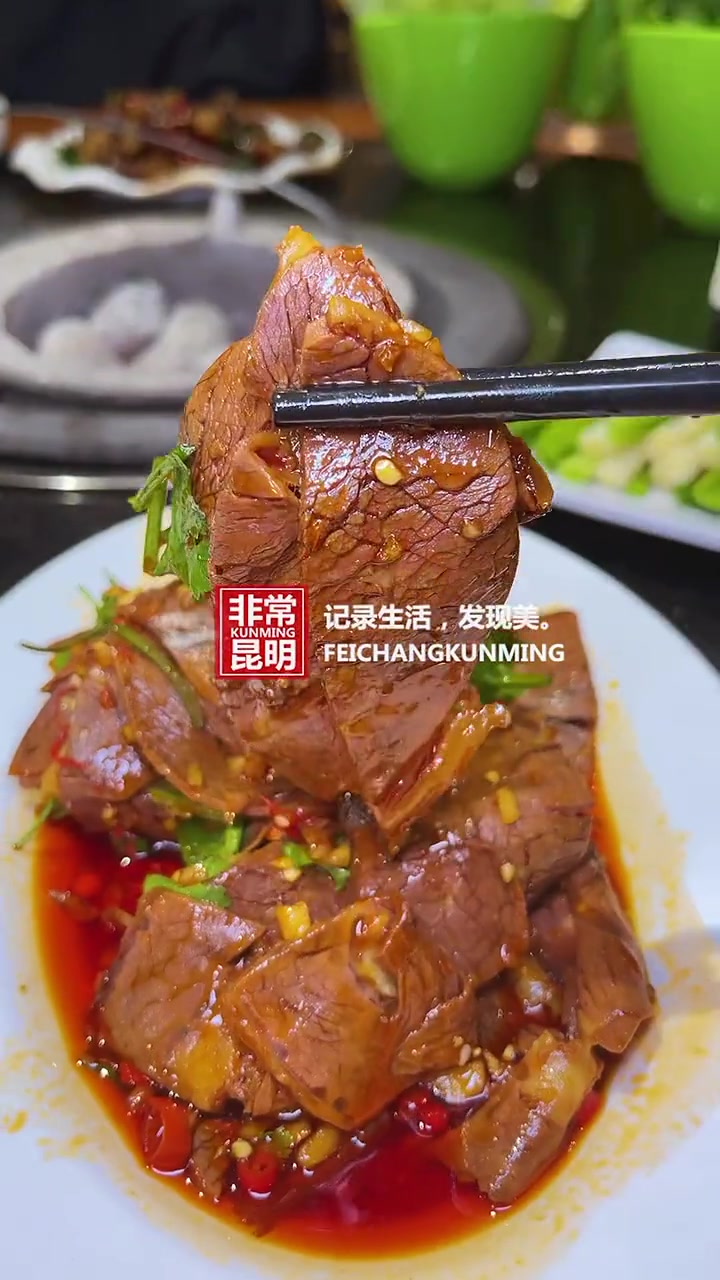 老板自己曾经历经磨难,从底层打拼至今,因火塘牛肉名震江湖,如今依然坚持用心只为做好牛肉