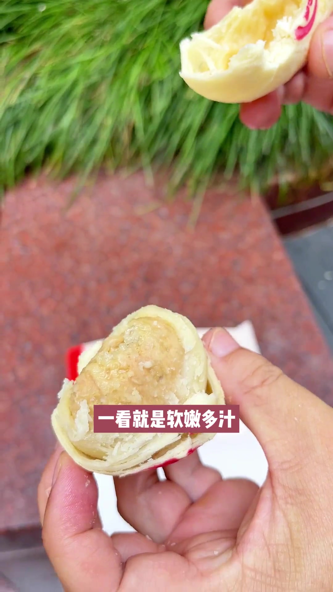 老字号邵万生的糟香鲜肉月饼,排队几十米了,今年出的梅干菜口味我很喜欢,你们有吃过的吗?