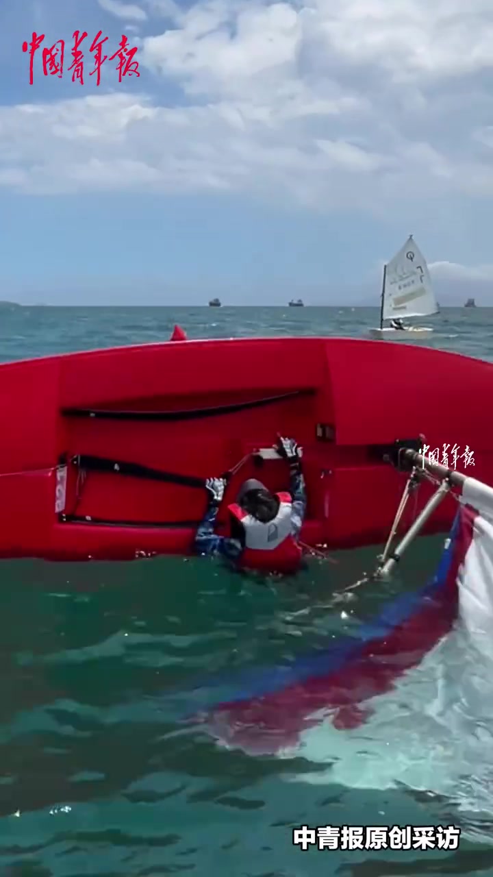 近日,在广东深圳,一9岁男孩在帆船训练时不慎翻船,教练教科书式的引导和男孩沉着冷静的自救,