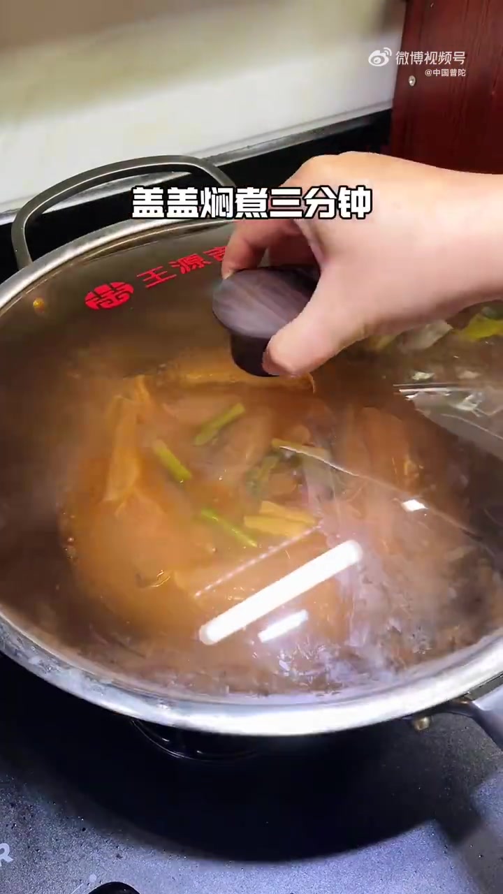 「家烧水潺:3分钟煮出海边鲜味」从小吃到大的家常海鲜——虾潺洗净切段,开水下锅焖3分钟,撒