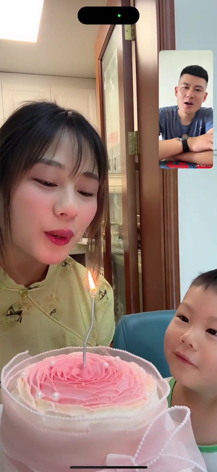 结婚五周年纪念日，早晨睁眼就看到他给我转账，还没起床呢外卖小哥就送来了蛋糕，正在开视频外卖