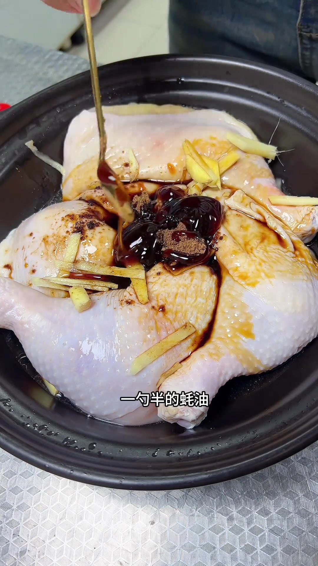 用4个大鸡腿做了一大盘的酱油手撕鸡，刚出锅，我就忍不住啃了起来，真的香迷糊了，带着我做的菜