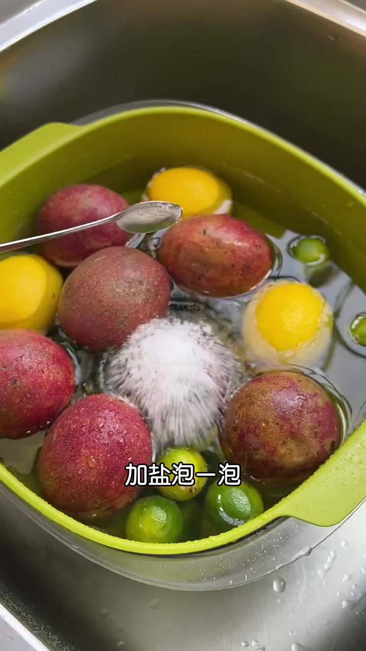 不要给孩子喝外面的奶茶啦,自己在家做百香果柠檬茶,食材新鲜,做法简单,酸甜可口,一次多做点
