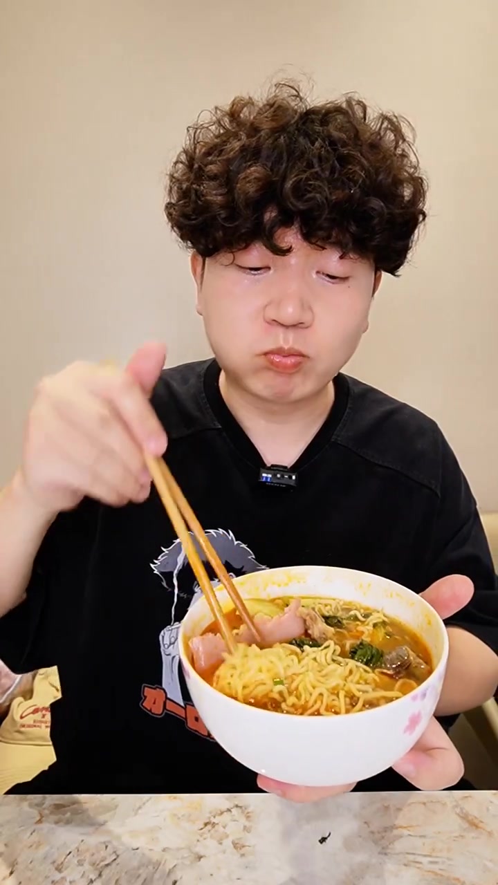 连续吃泡面一百天第17天,做一碗和封面一样的泡椒牛肉面吃午餐肉的第1514天