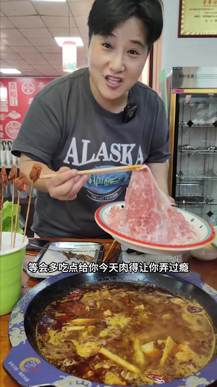 七夕不知道吃什么,就带她去舒家大院吃顿重庆老火锅吧,味道麻辣鲜香