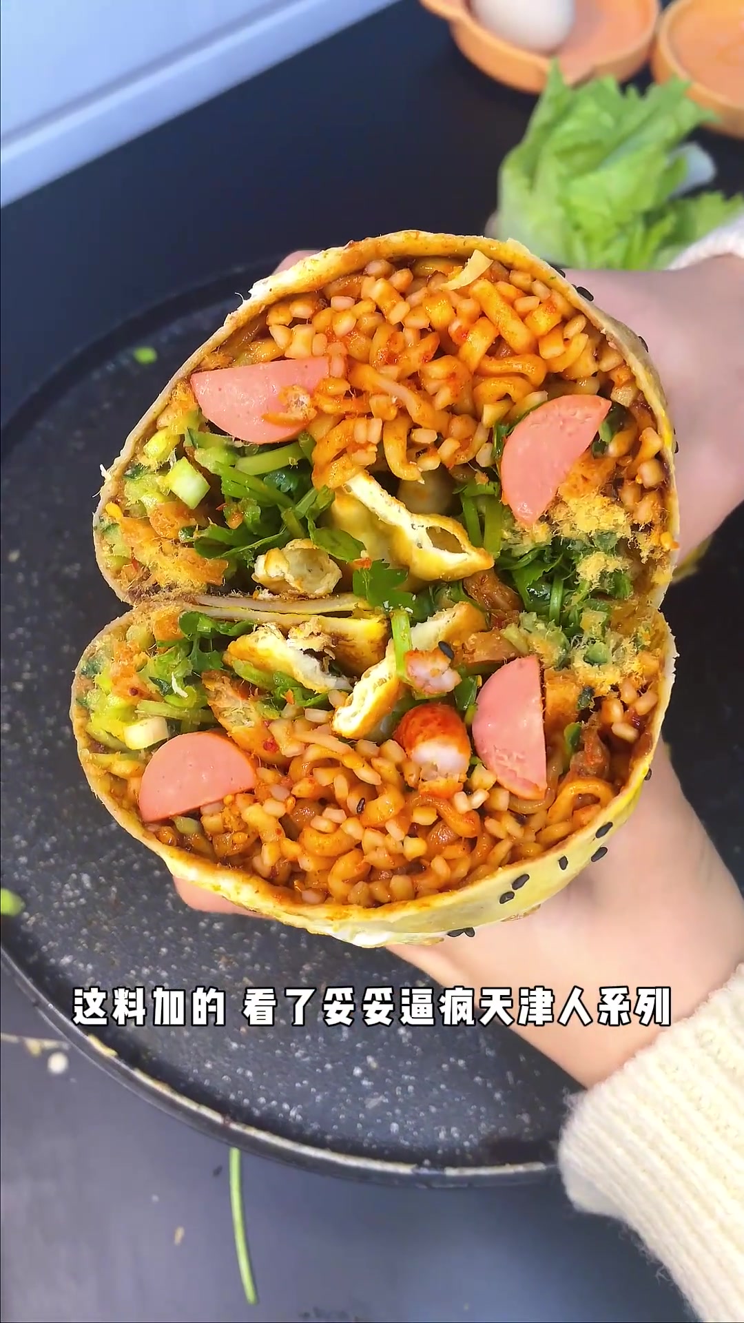 女朋友又做独特火鸡面小龙虾味煎饼果子,加辣条超香