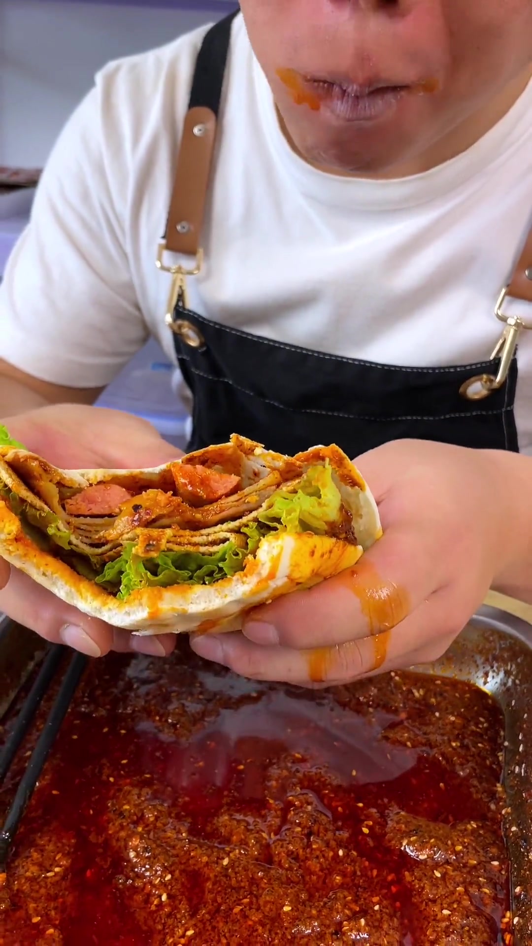 学校门口的人气美食“土豆片夹馍”，中国式汉堡，香辣过瘾，酱香馍酥