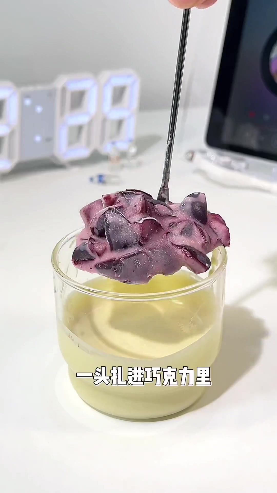 酸奶的两种神仙吃法：自制黑巧酸奶砖车厘子黑巧酸奶冰激凌
