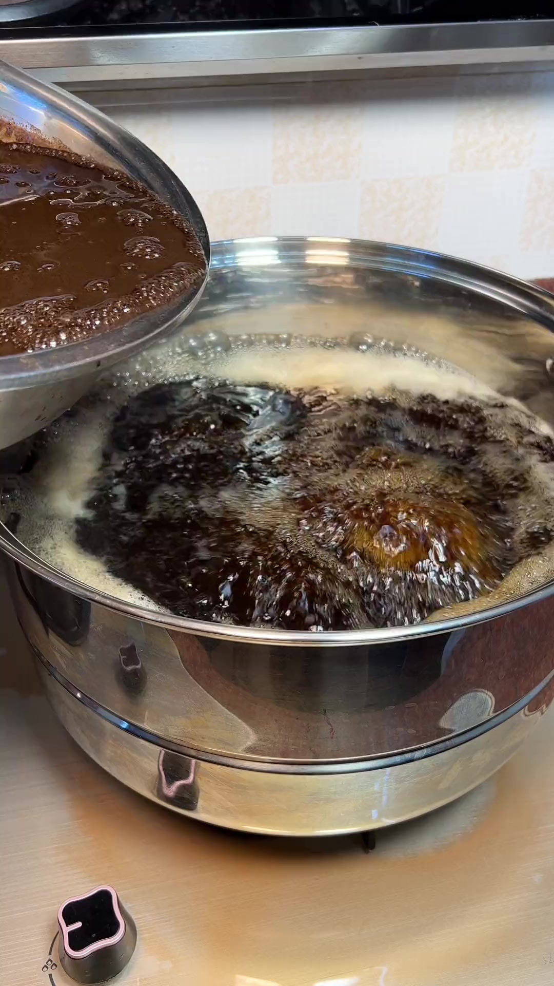 正宗龟苓膏真有龟，搭配十几种食材熬制，做法分享