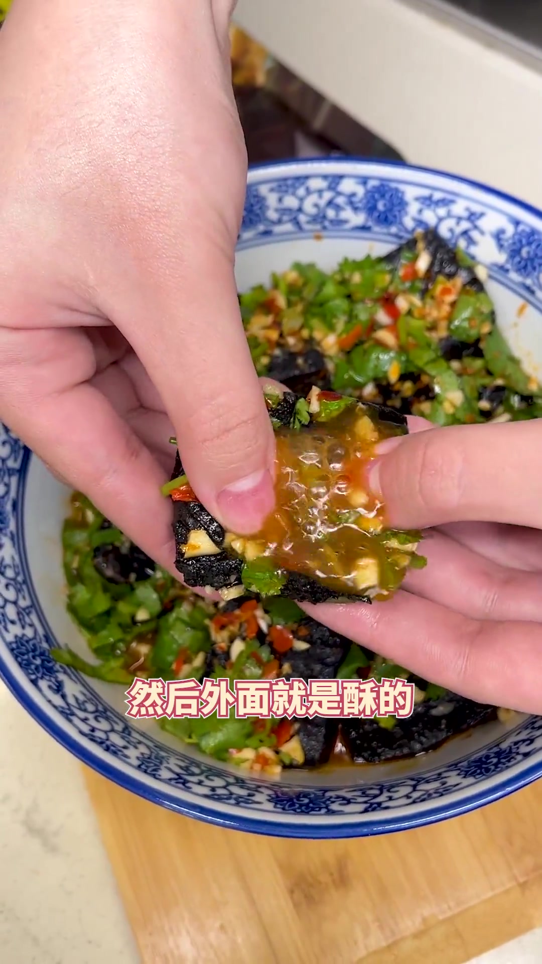 在家也能吃到长沙街头的臭豆腐了,吸满了汤汁的臭豆腐,鲜香浓郁,就是那个味