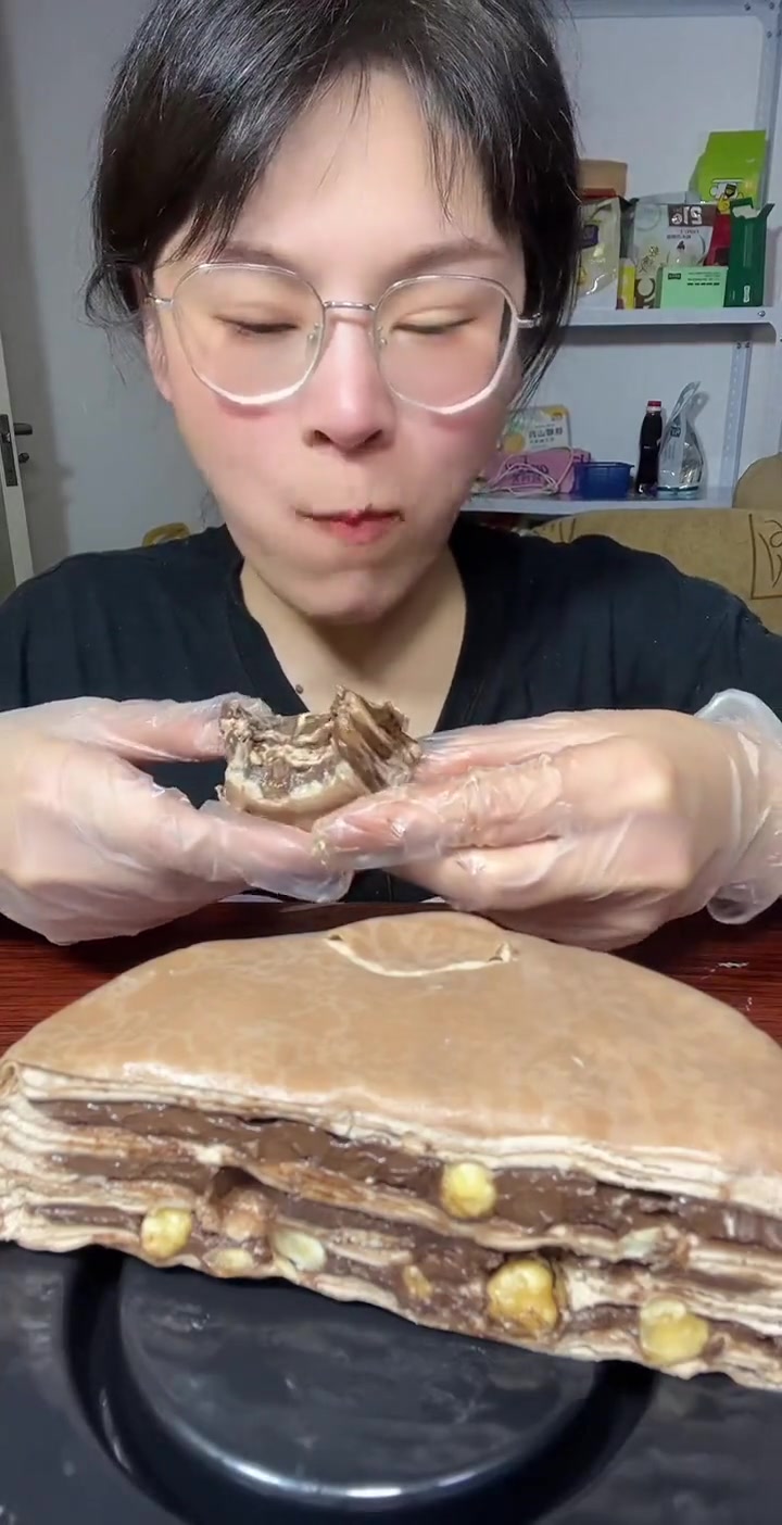 最爱巧克力榛子千层。像吃超大费列罗。每款甜品都香甜不腻。整个爱住了