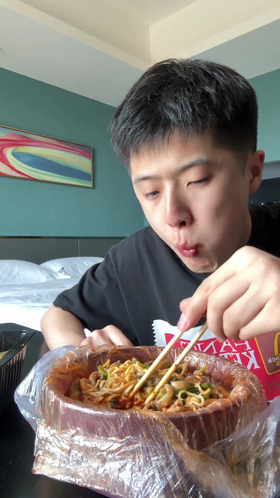 刚睡醒就吃双倍碳水:麻辣烫鸡架拌面