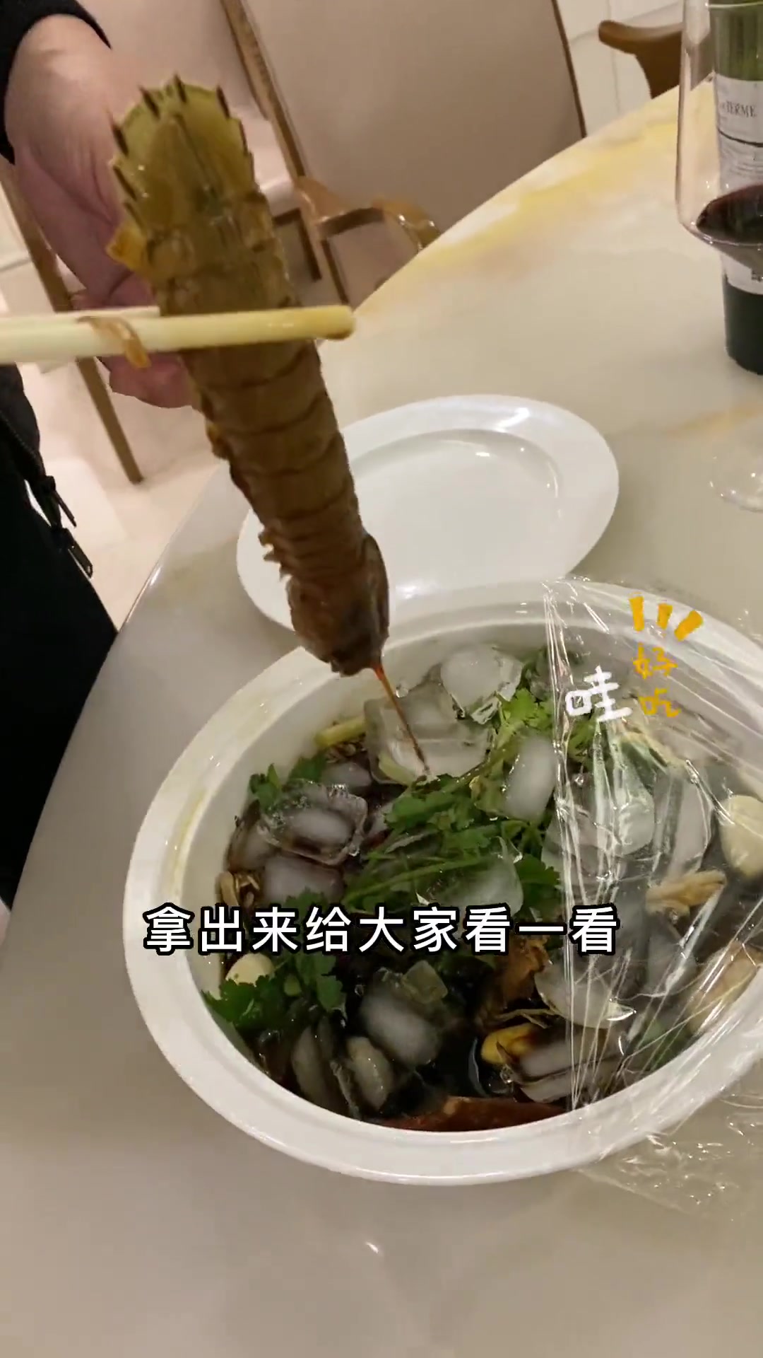 今天正好有空,亲自下厨做个我喜欢吃的潮汕生腌濑尿虾,味道很不错