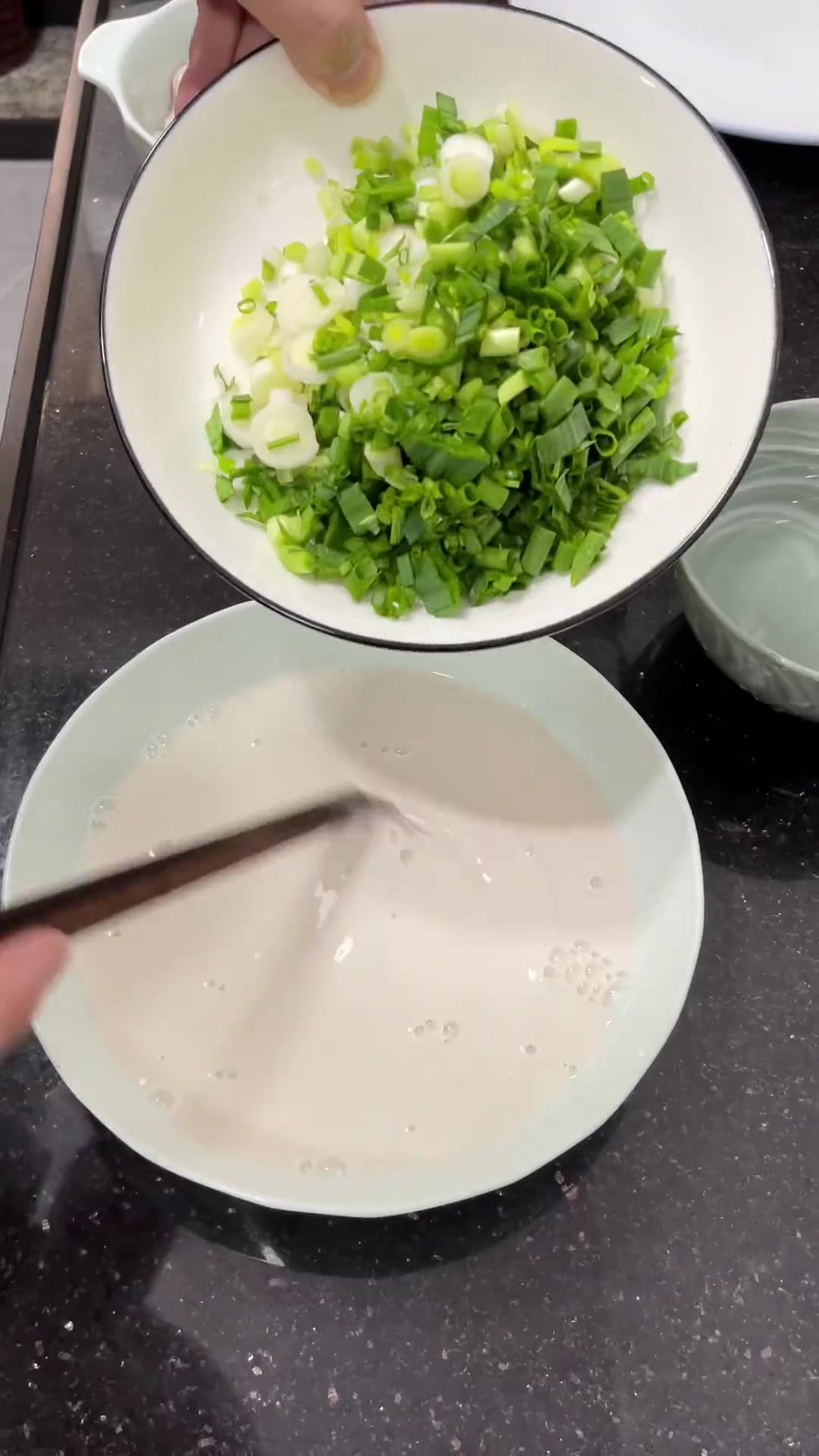 鲜香滑嫩,大家多爱吃海蛎煎蛋,不散也不易翻车,只要注意这个小细节
