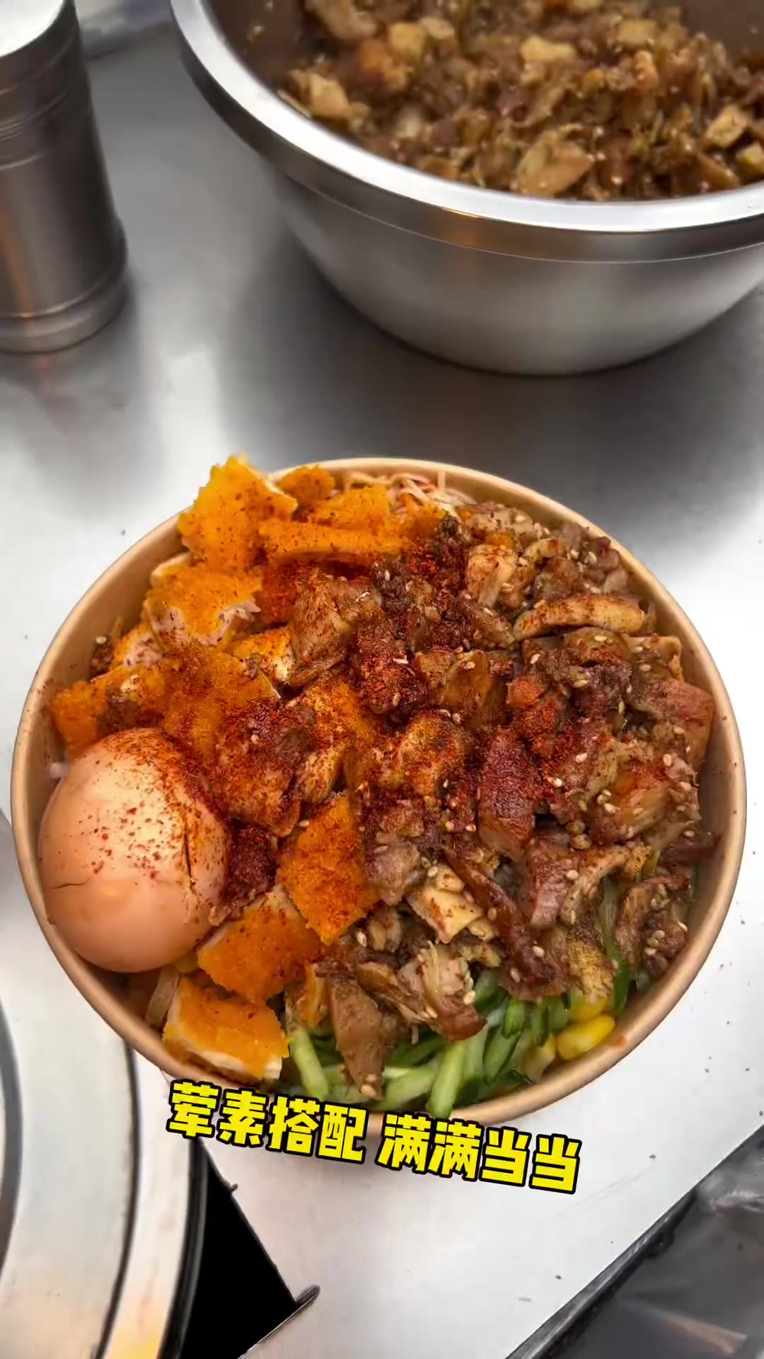 街头偶遇烤肉鸡排饭,份量感人,荤素搭配