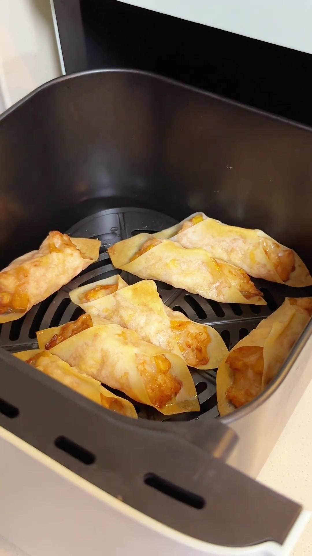 空气炸锅搞定两款街头小吃!脆皮鲜虾春卷和非油炸鸡米花!低卡无负担还还原美味!