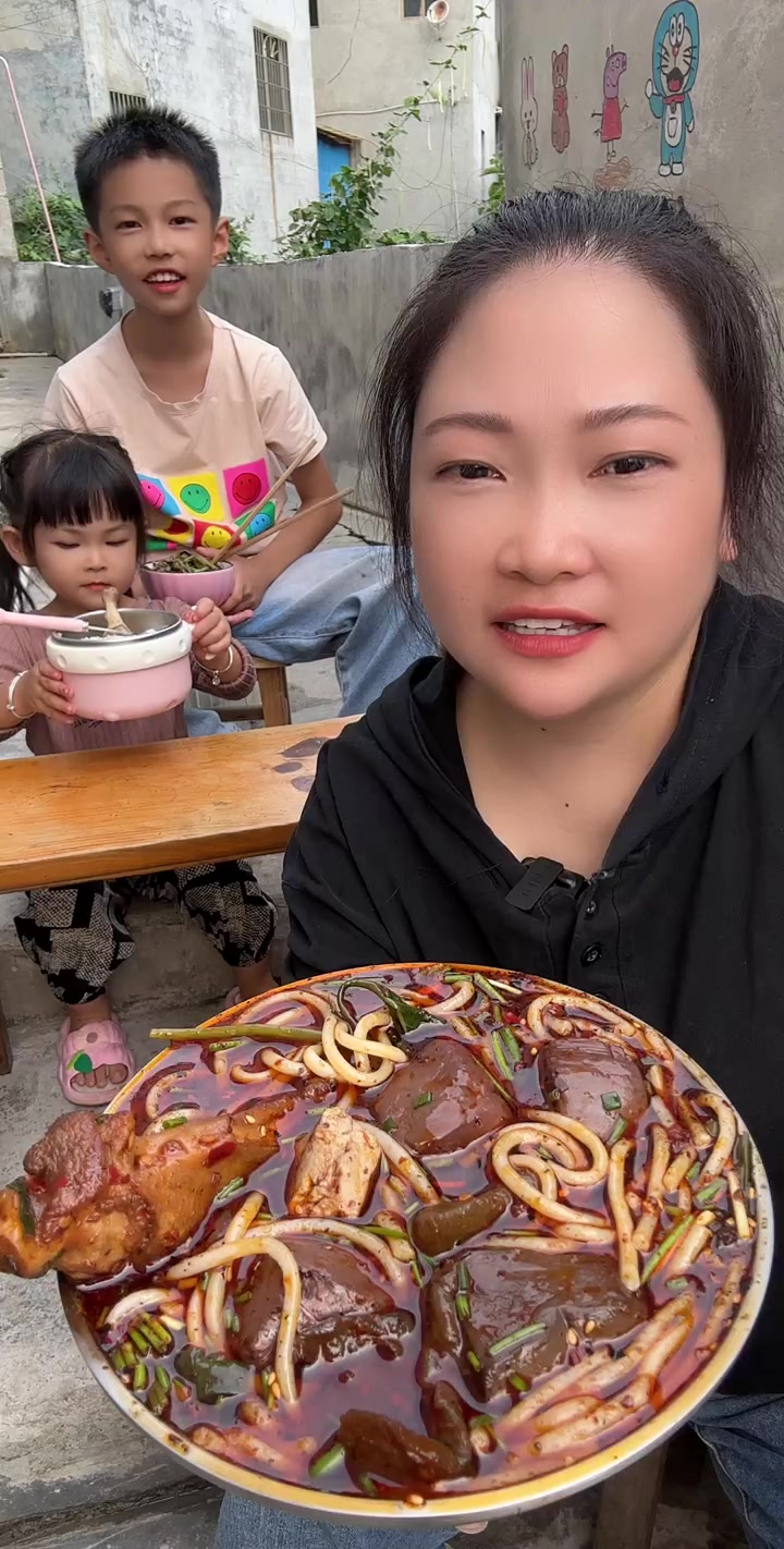 今日开饭!麻辣米粉配老鸭汤,超香超美味