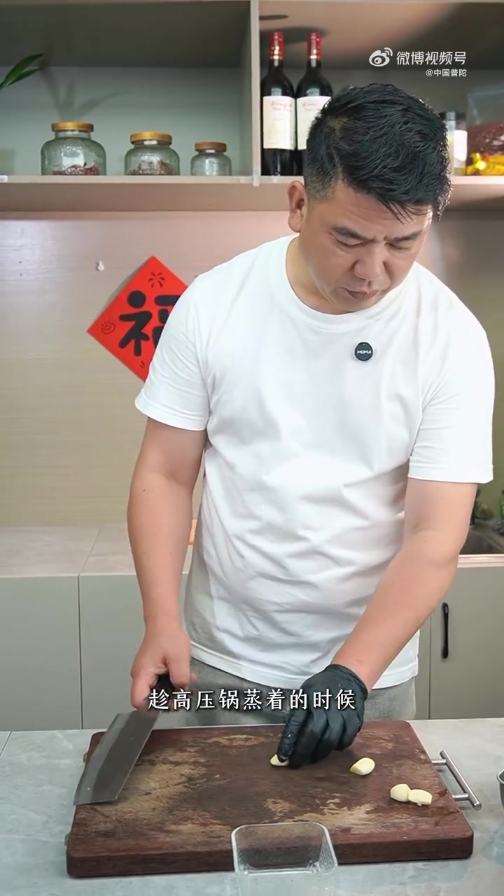 「高压锅生蚝|5分钟锁鲜家常菜」挑蚝技巧:选外壳饱满凸起(如船型)、轻敲声音沉的肥硕生蚝,