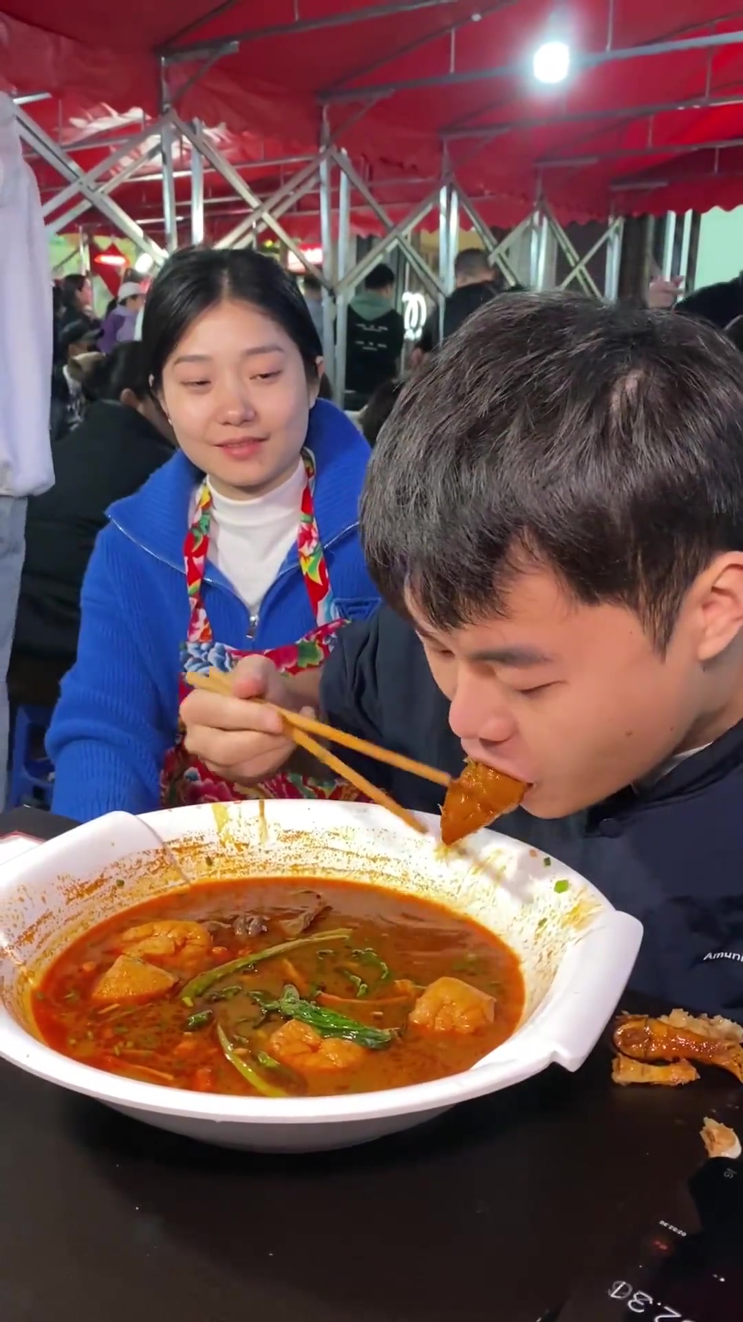 8分钟吃这一大碗螺蛳粉,你觉得这个帅哥能吃得完吗?