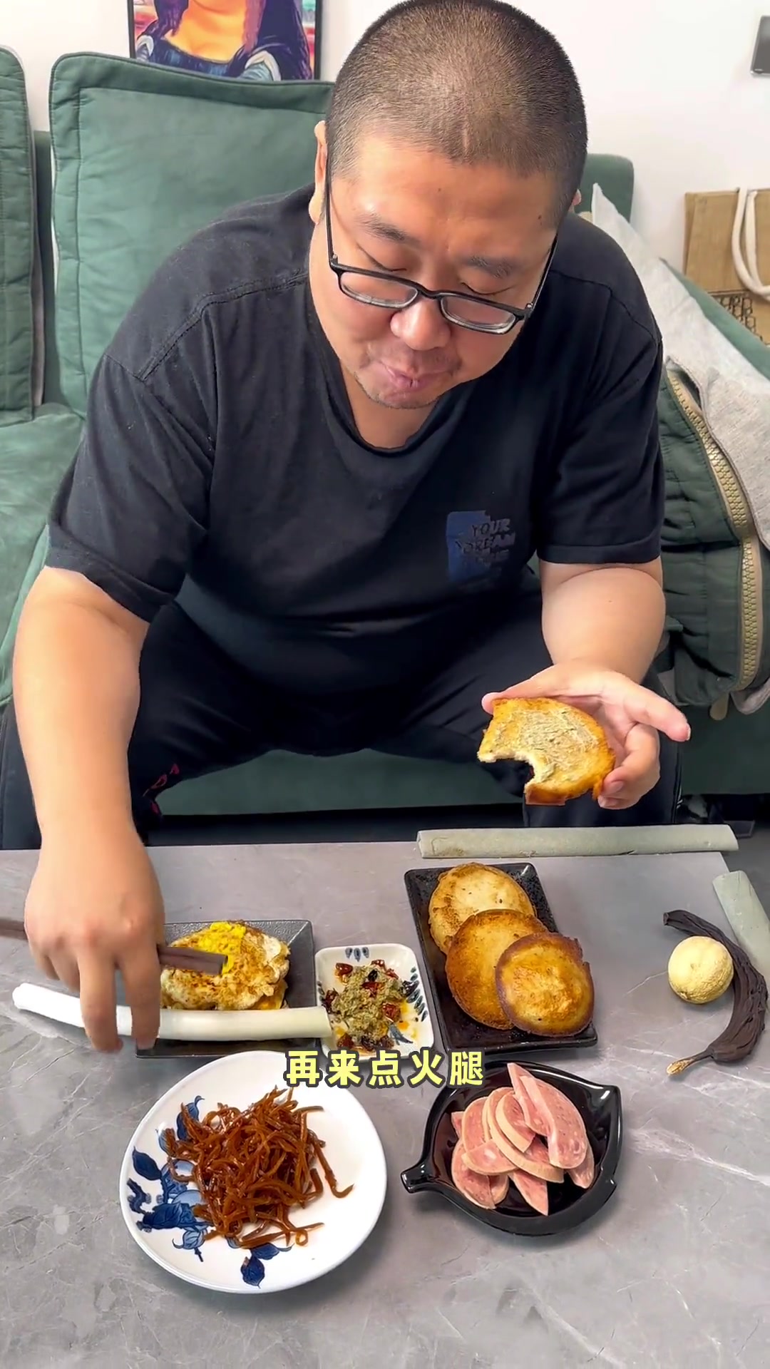 老公吃炸馒头片配臭豆腐,这天津老吃法太绝了