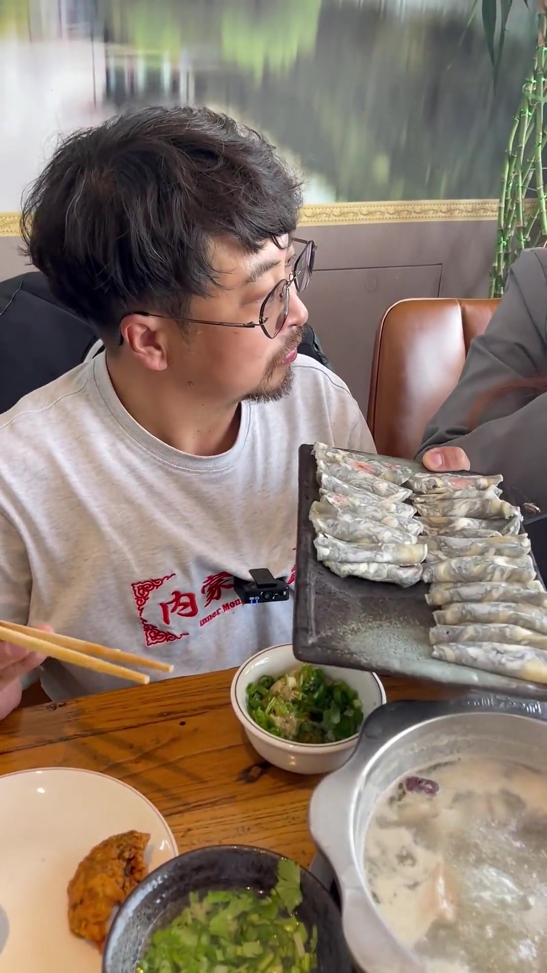 鱼火锅推荐,活蹦乱跳的斑鱼做成薄如蝉翼的鱼片,斑鱼火锅就是鲜美