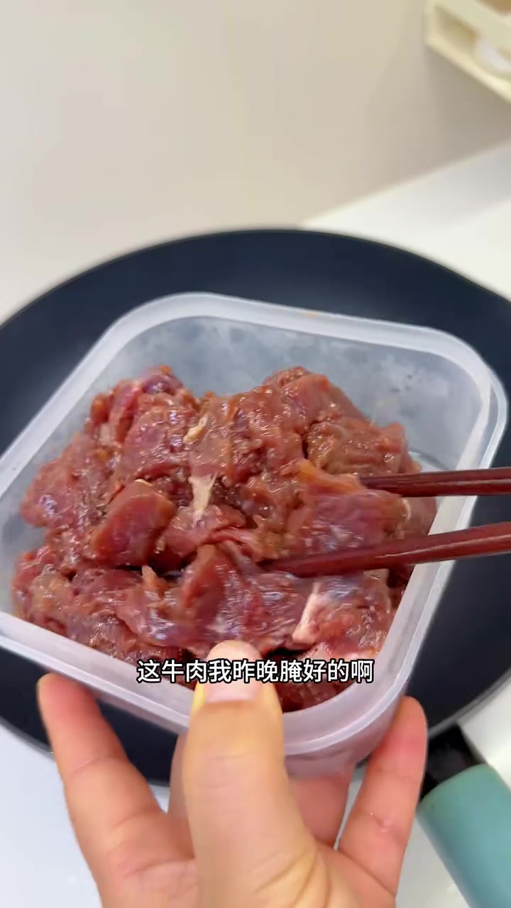 面条应该没有人不爱吃吧……今早的「秘制红烧牛肉面」和「炒拉条子」都超好吃，我本来合计少吃两