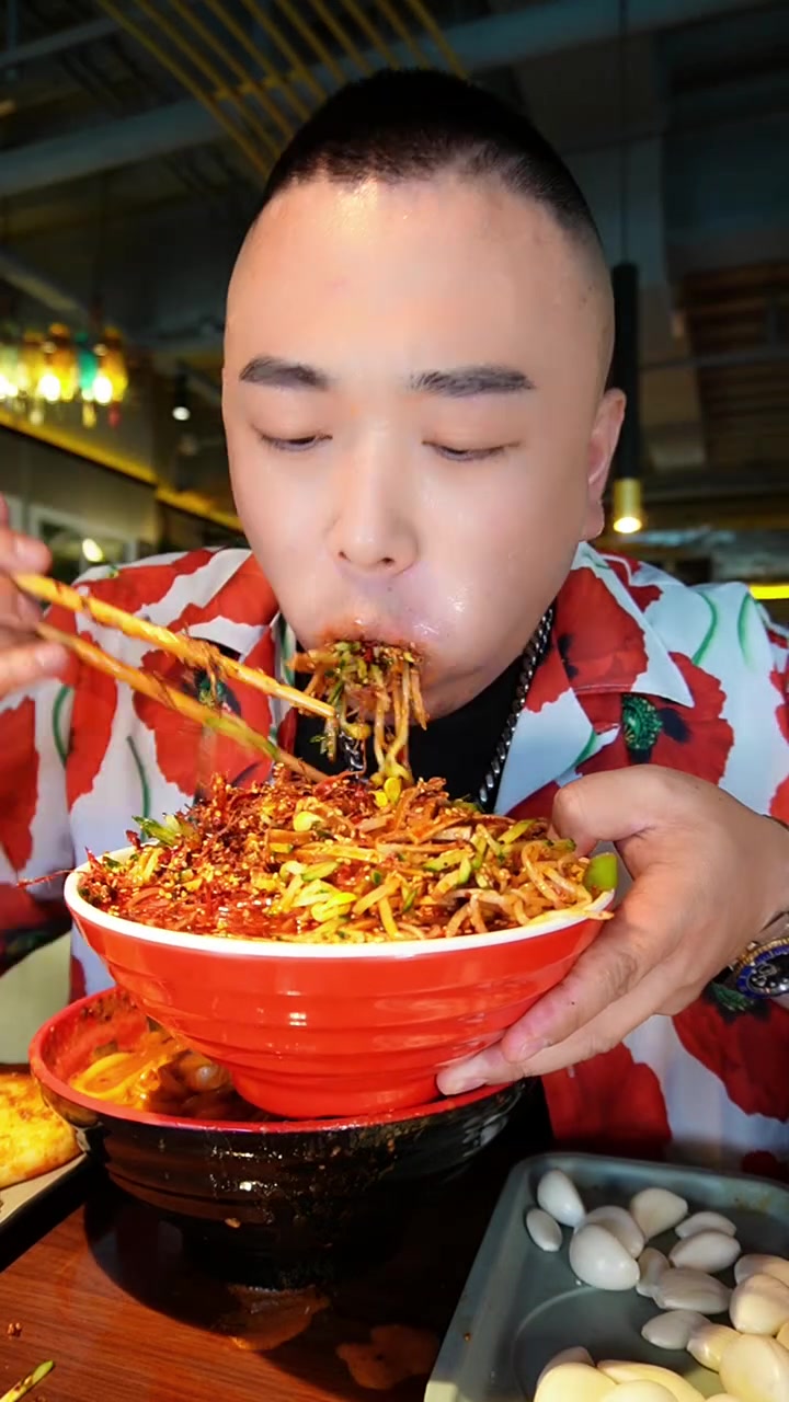 在北京品尝东北美食,佳木斯拌面,老式麻辣烫,锅包肉令人难忘