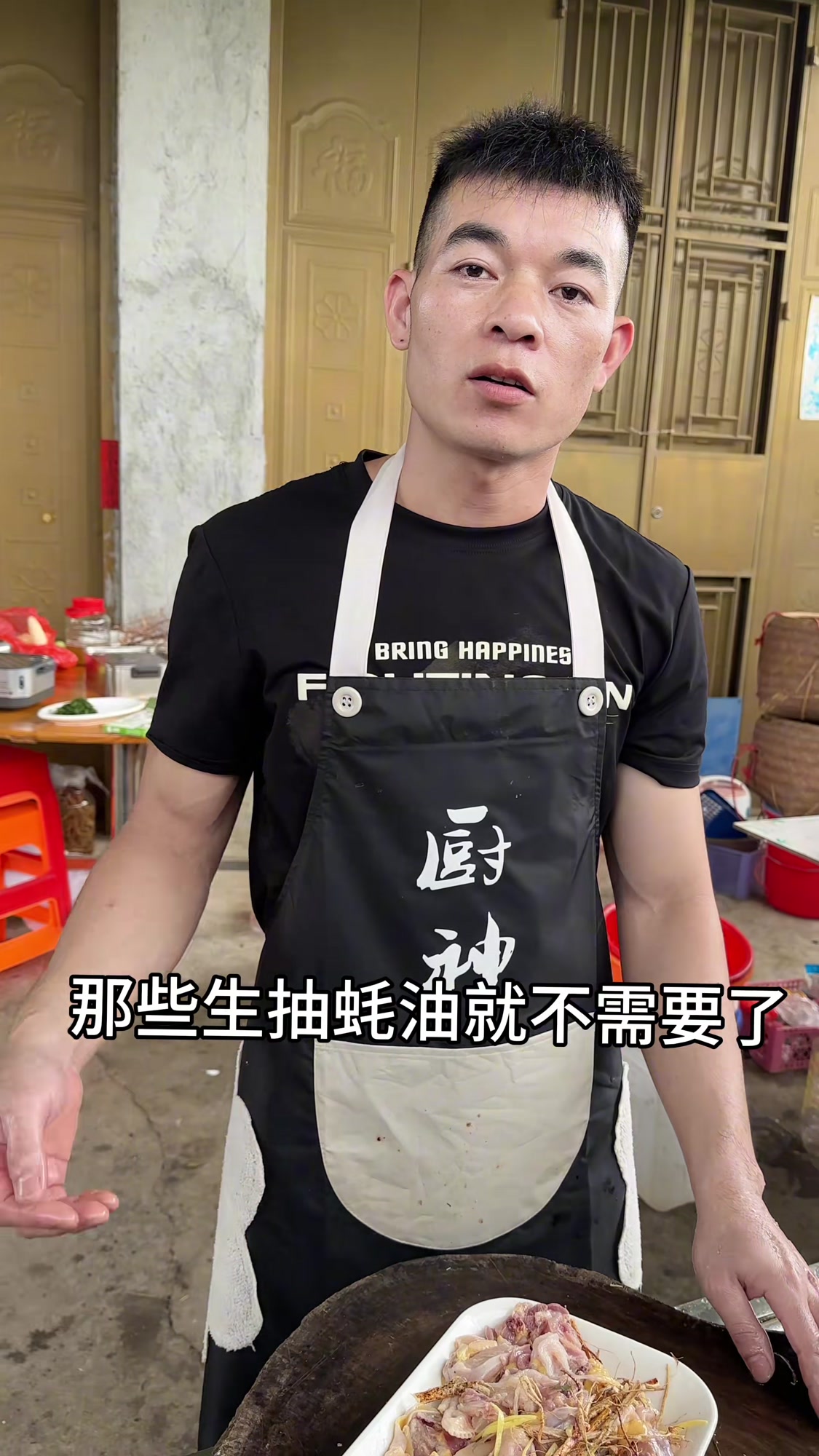 带你们看看五指毛桃蒸鸡,煲鸡汤有多香,体验农村生活