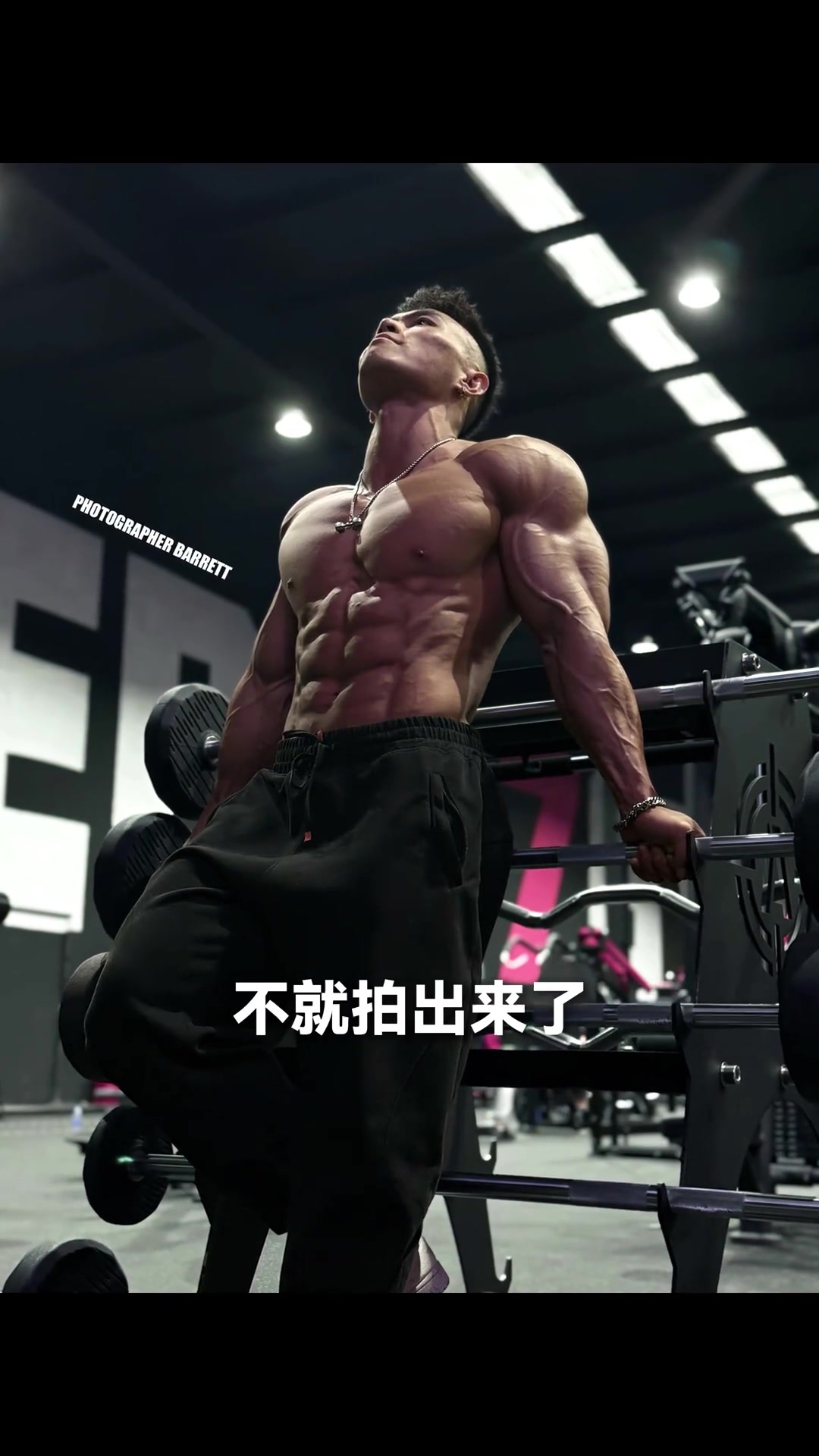 在健身房拍肌肉不会摆造型,这几个动作快去试试,健身教练推荐