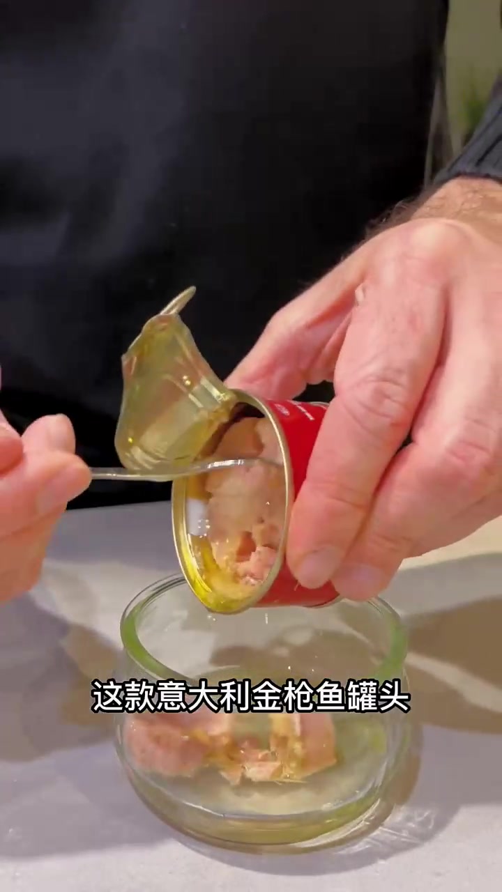 这盘菜叶子里加点金枪鱼罐头,立马感觉不一样了呢