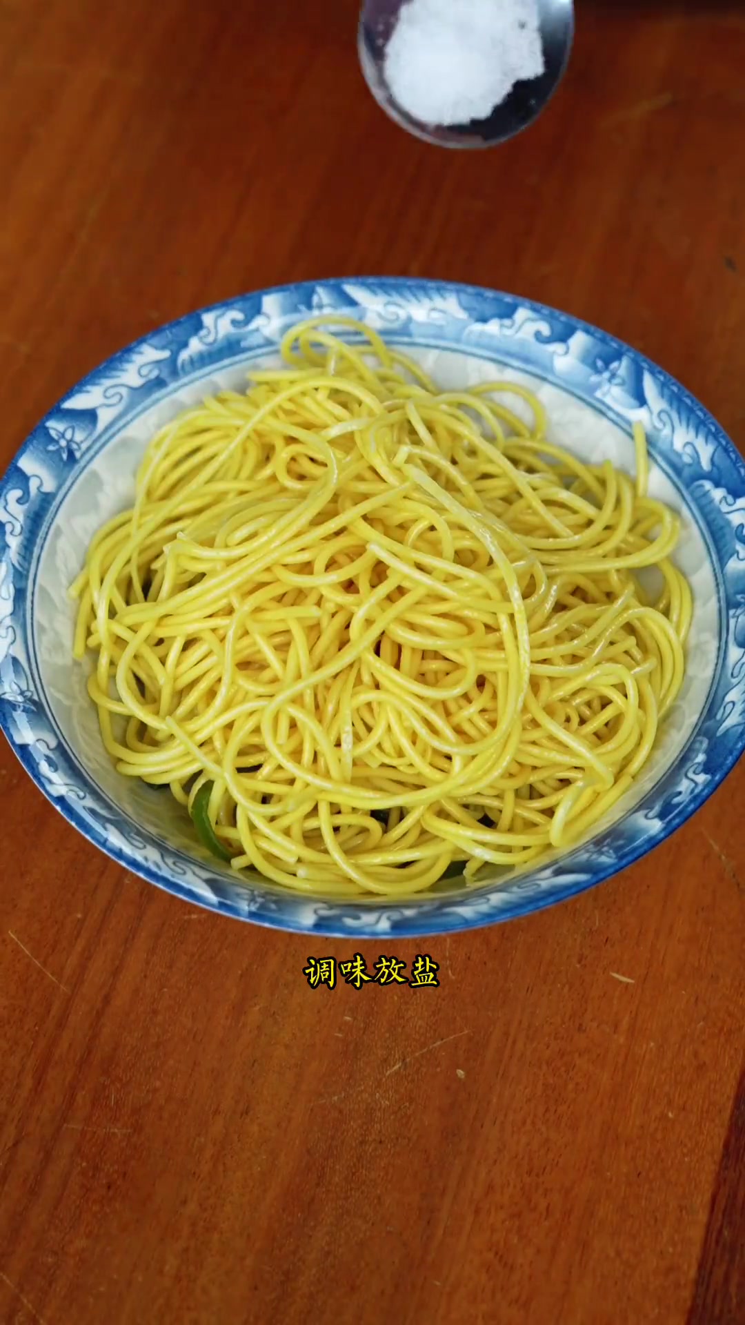 初夏重庆凉面流行,市井美食受众多小姐姐喜爱