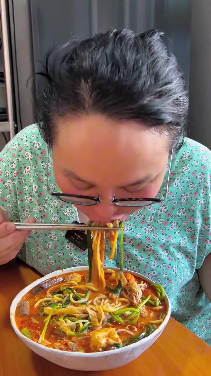 东北黏糊麻辣烫的,真正能做出媲美店里的味道。就靠这俩调料了!