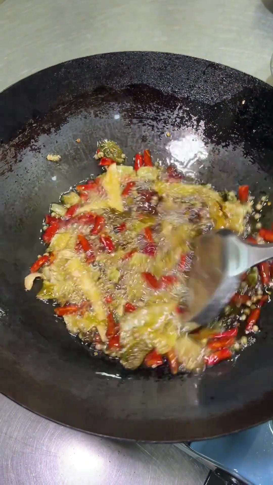 特色鱼火锅在家也可以做,麻辣鲜香,回味家常