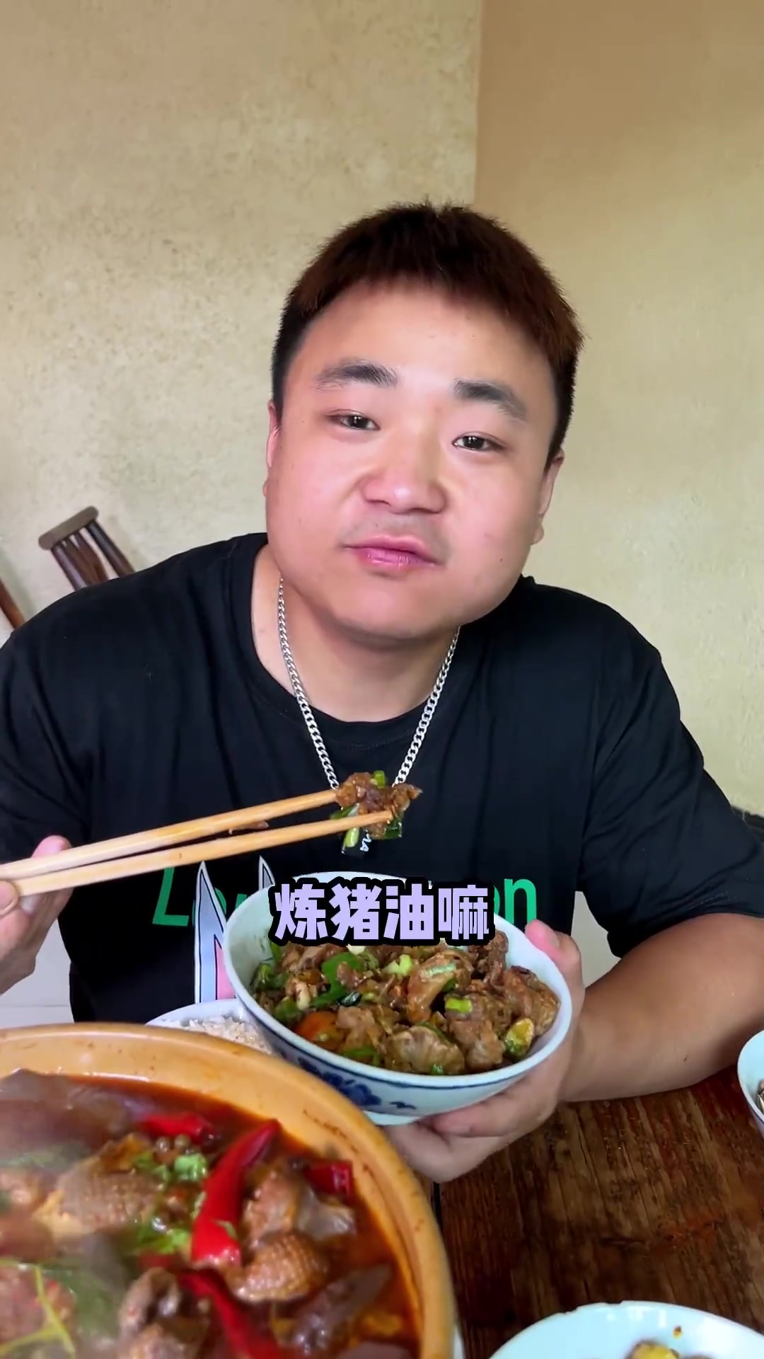 一家隐藏在乡村里的鹅肉馆,食材特别原生态,炖上20分钟的鹅肉汤,甚至比肉都香,饭量不大的千