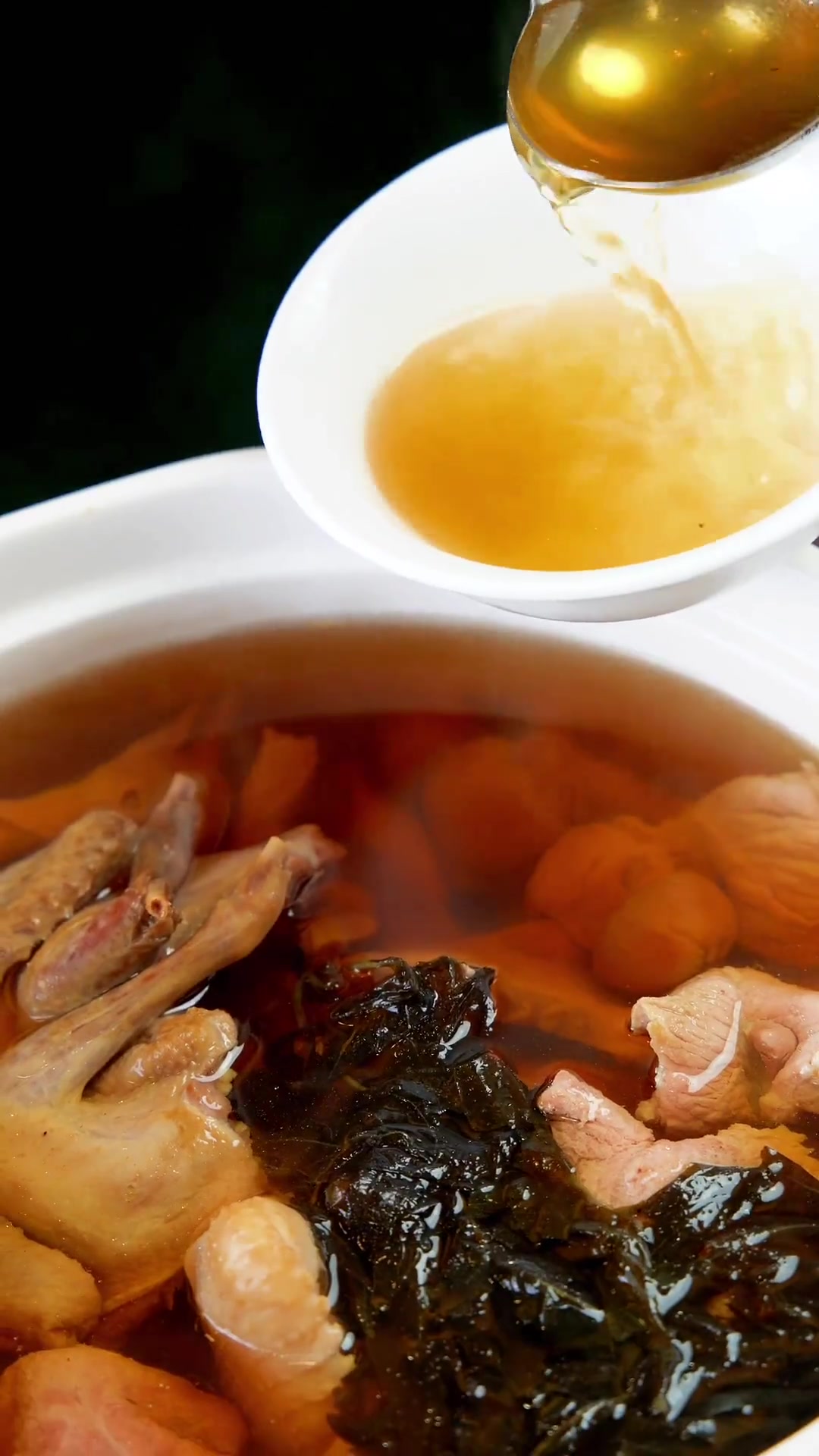 要说醇香,还是我们的金华火腿强,特别是烘过之后再炖汤的回味,谁是谁知道