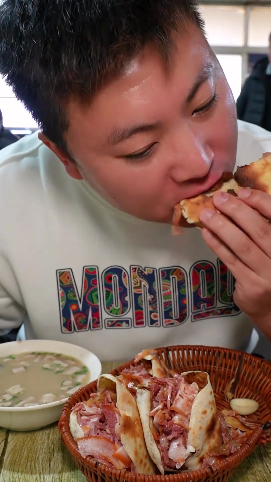 在河间不只是有驴肉火烧，还有吊炉烧饼夹猪肉，味道还可以羊汤不推荐