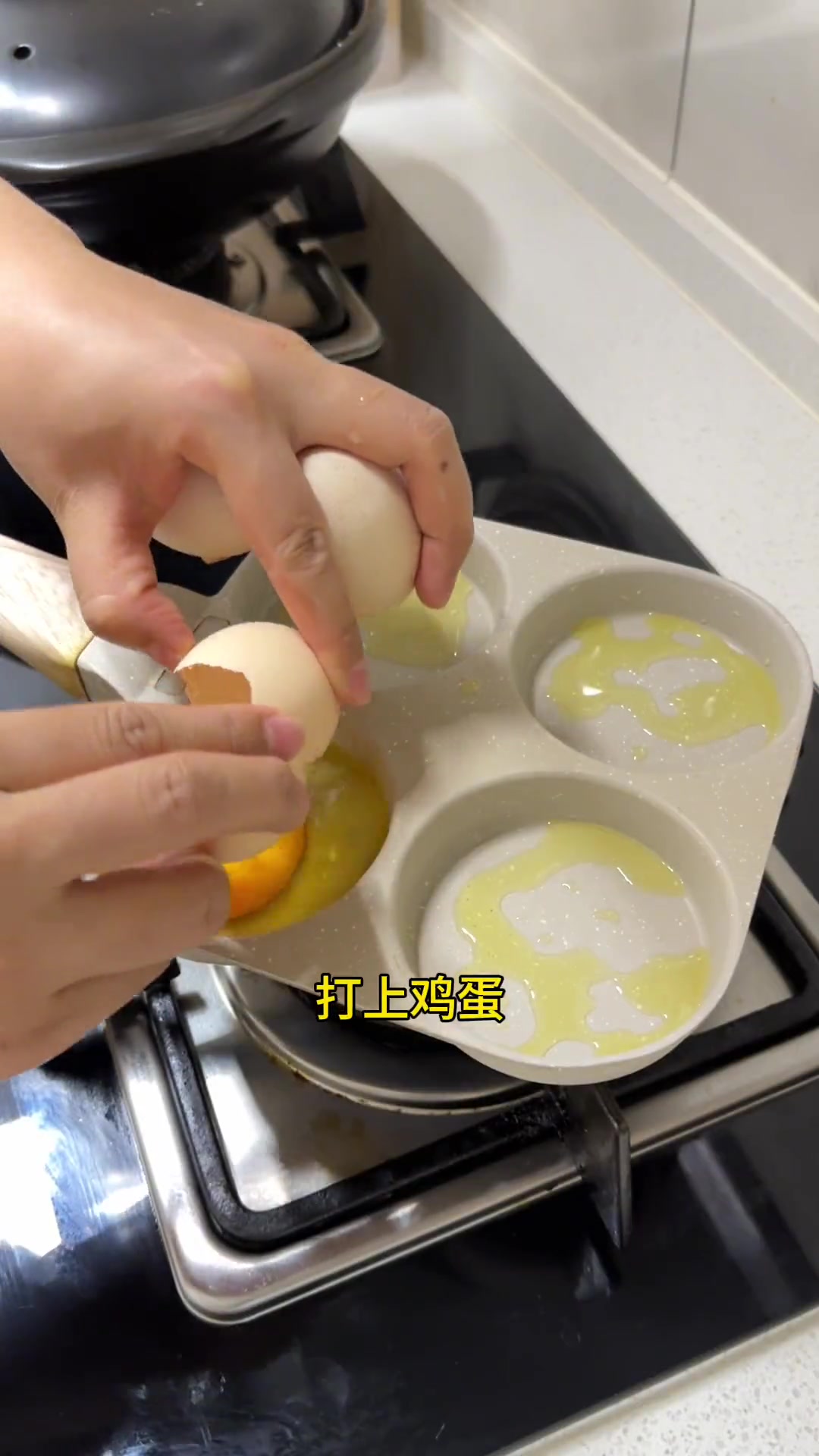 一看就会的南瓜芝麻球,外酥里软,太好吃了,鸡蛋汉堡也是一如既往的成功