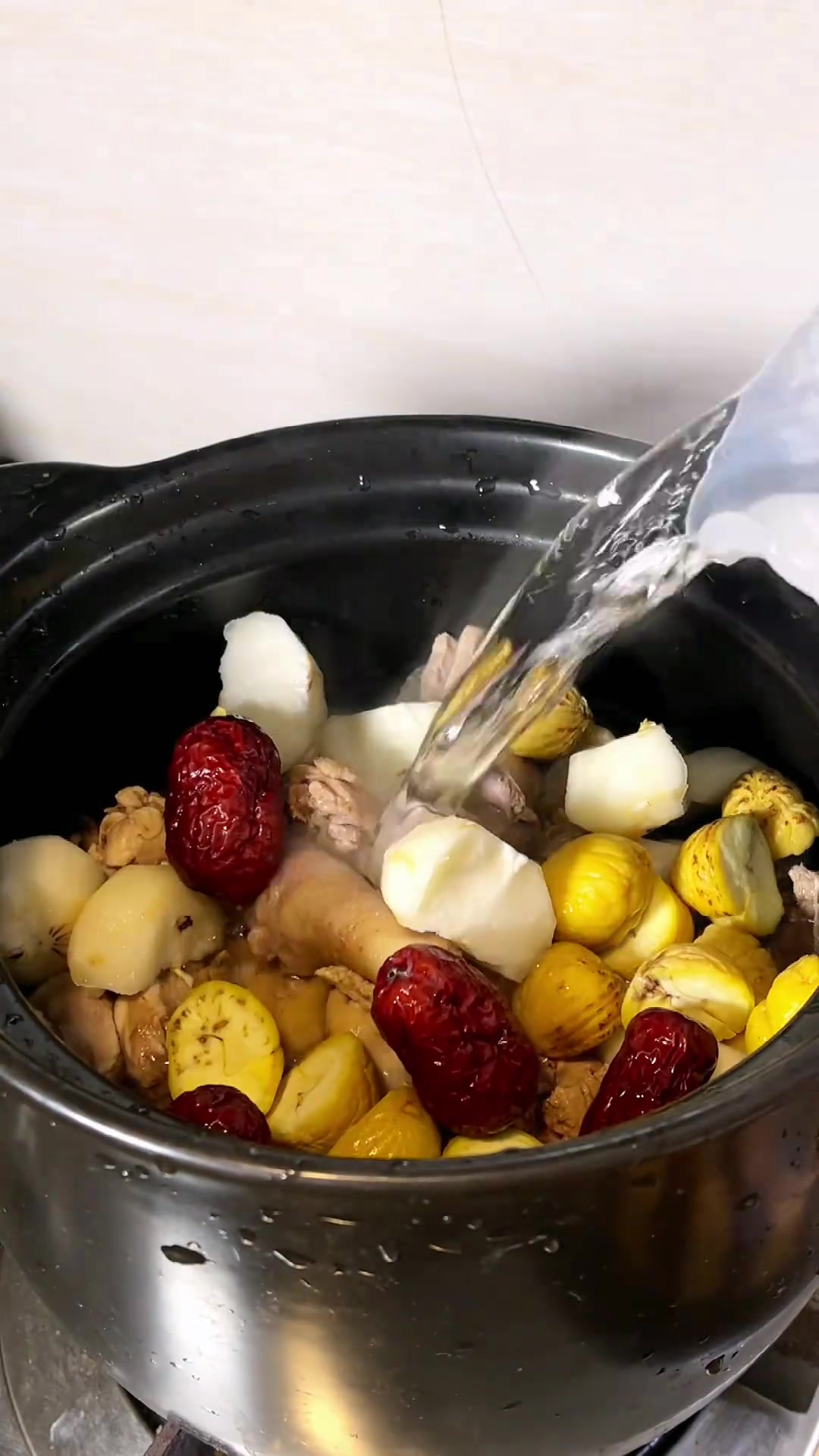 降温了,煲一锅椰子鸡汤吃吃,鸡肉香嫩,鸡汤汤鲜味美,连续喝了三大碗
