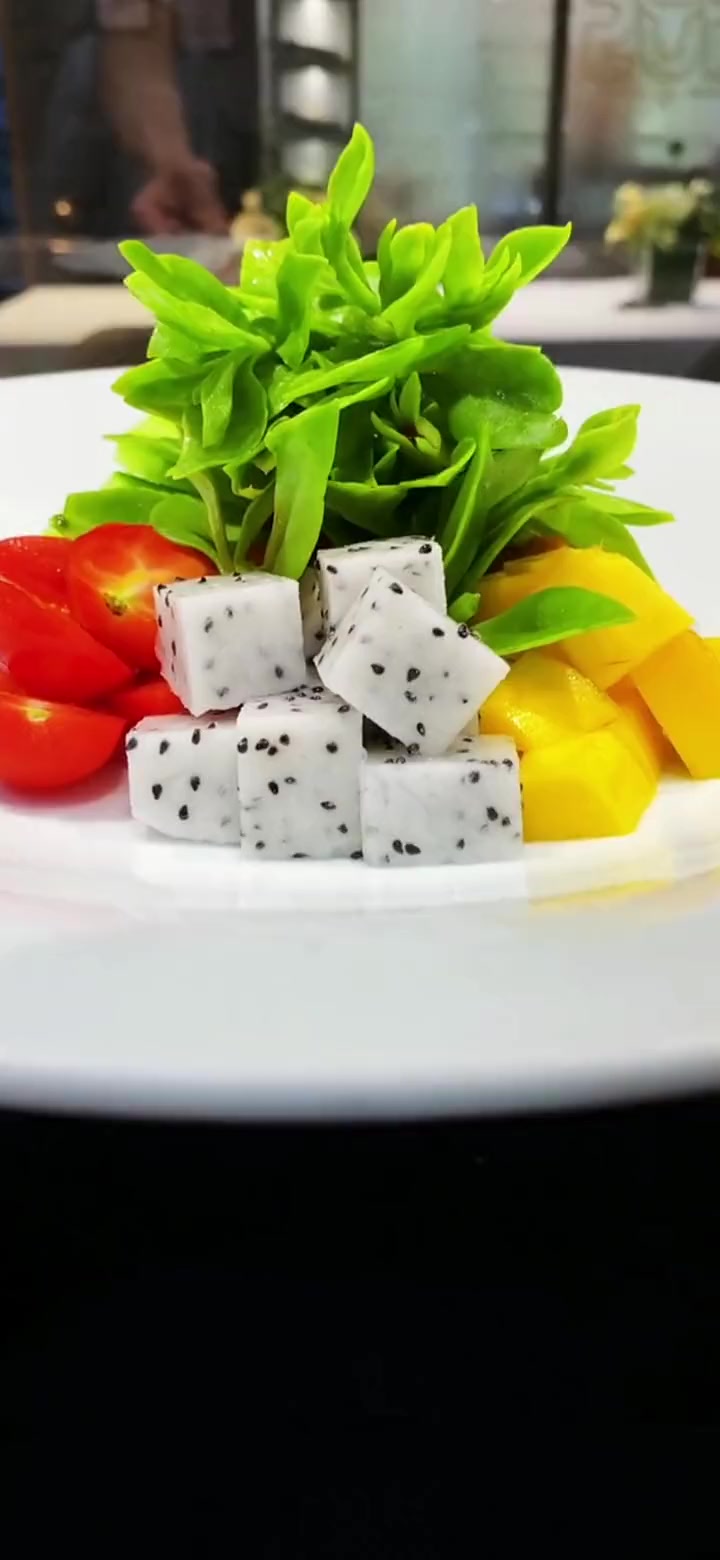 丘比芝麻味沙拉汁等搅拌均匀，适合拌所有蔬菜水果